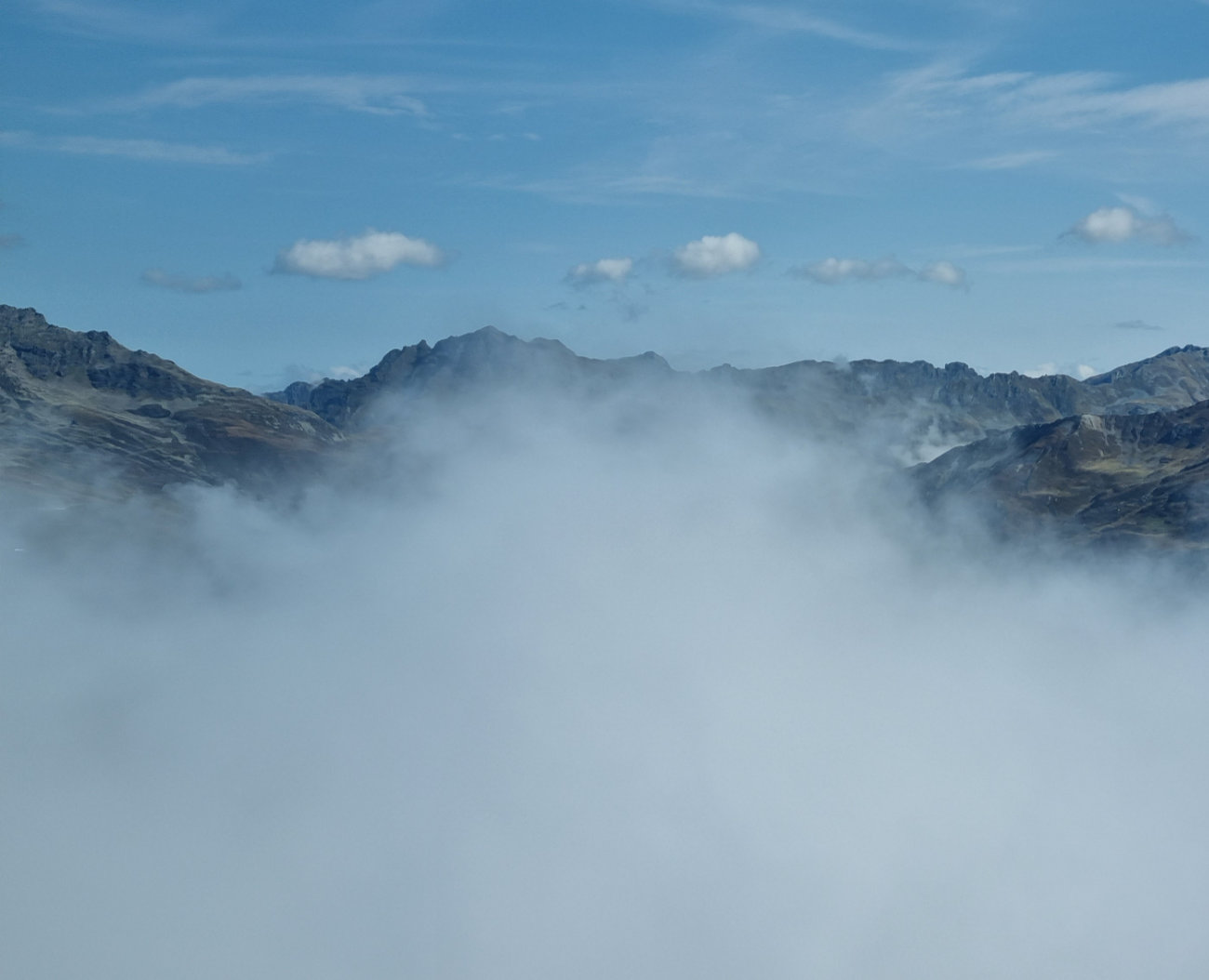 Berglandschaft mit Nebel