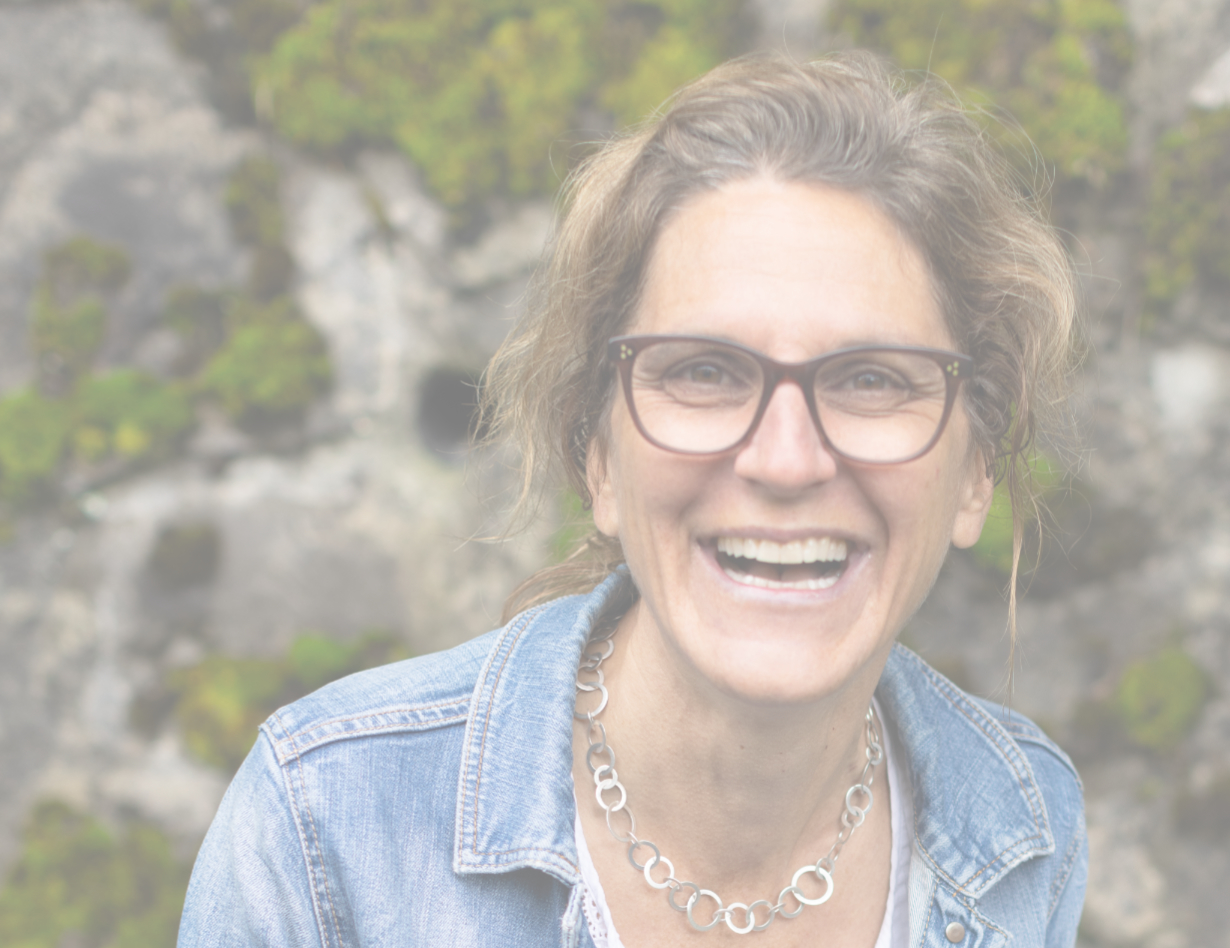 Manuela lachend schleier