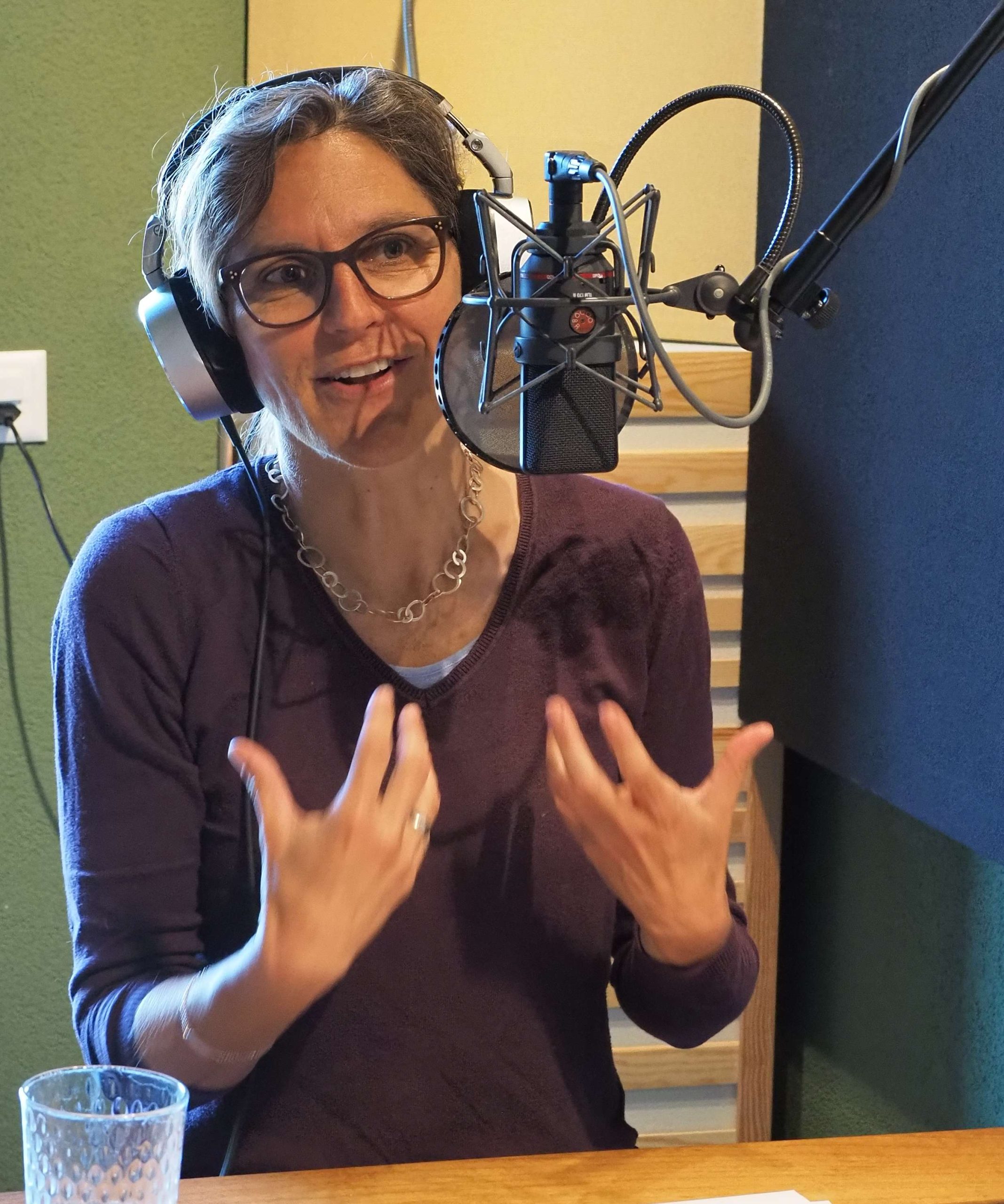 Manuela während Podcast Aufnahme